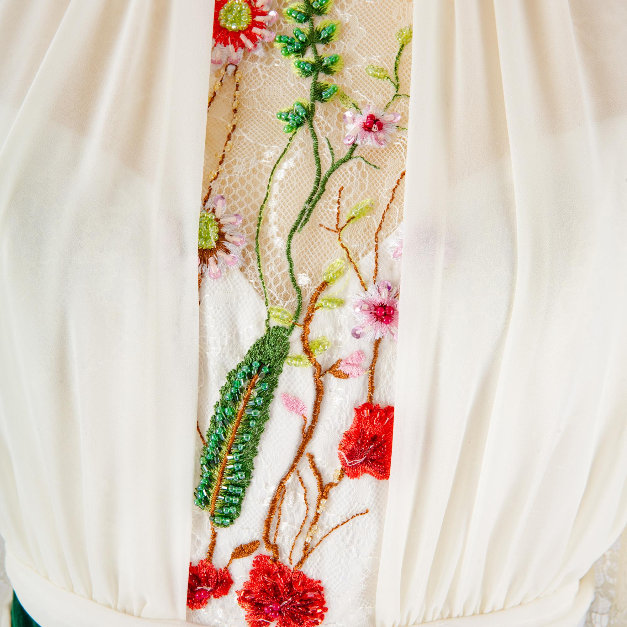 Cappotto ricamato con motivo floreale dettaglio